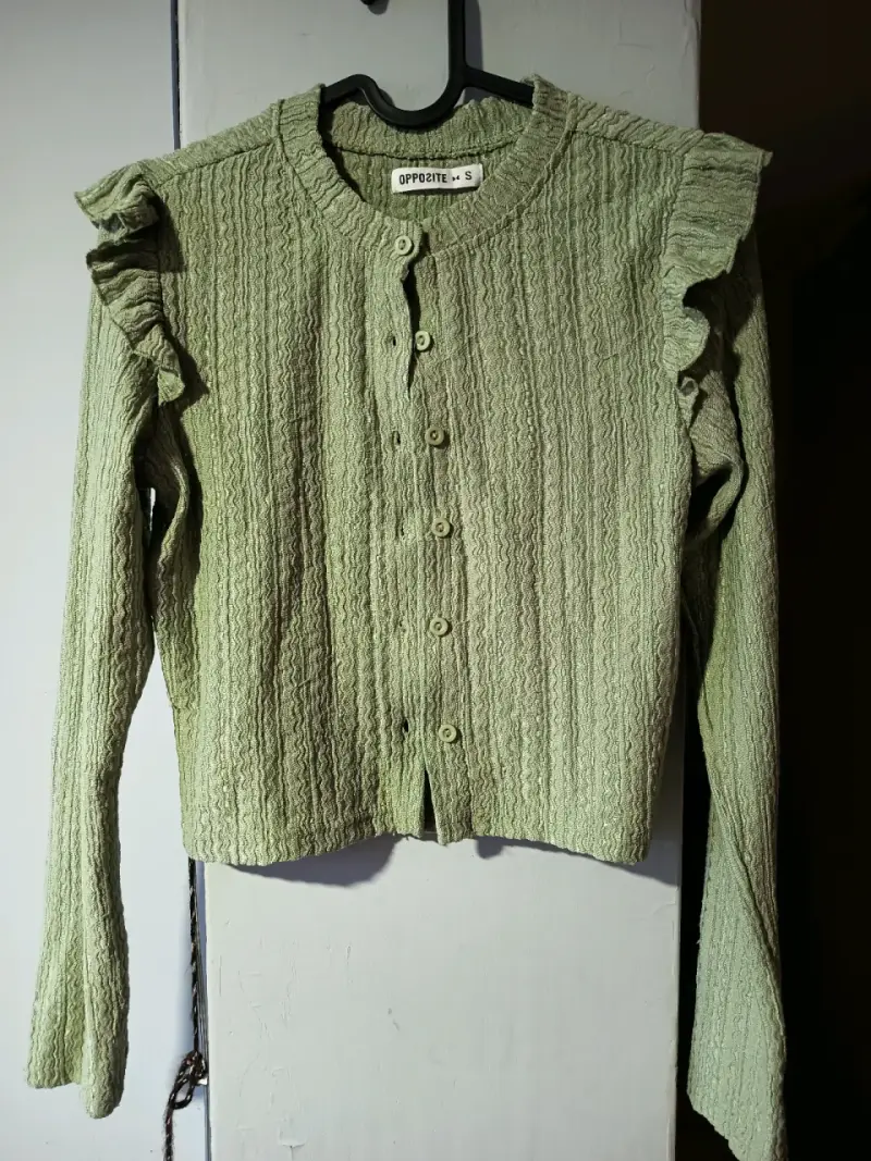Cardigan verde claro con volantes