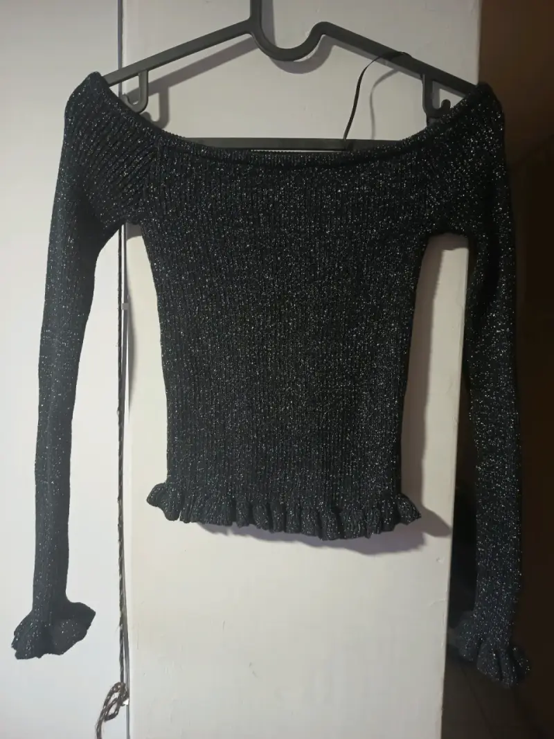 Polera negra con brillo