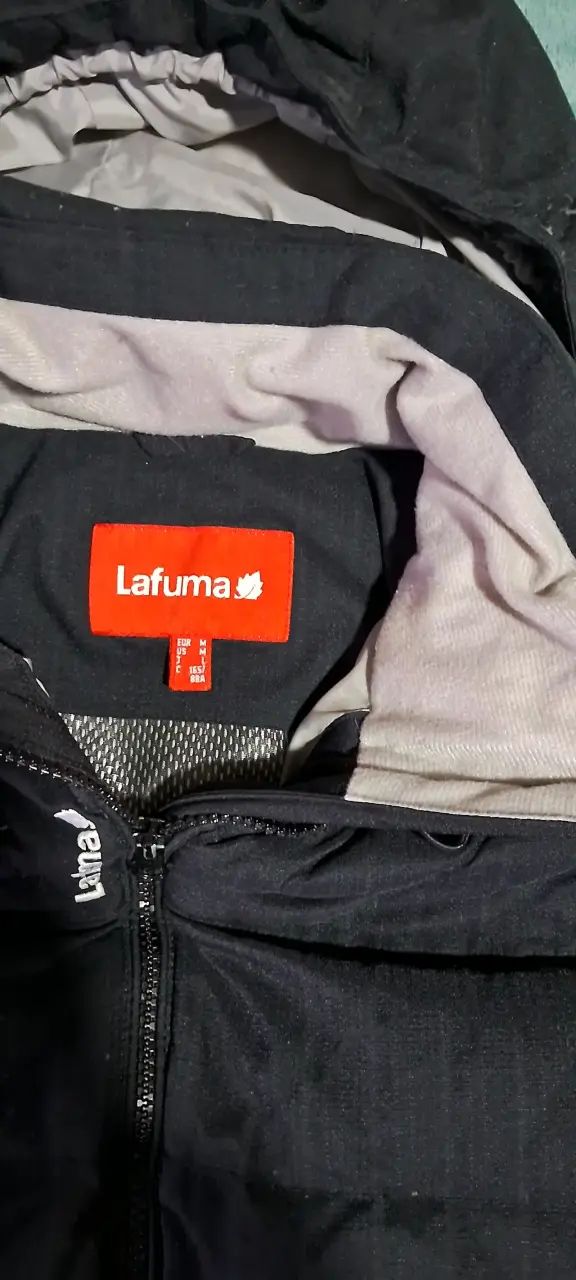 Chaqueta negra con capucha marca lafuma - 4