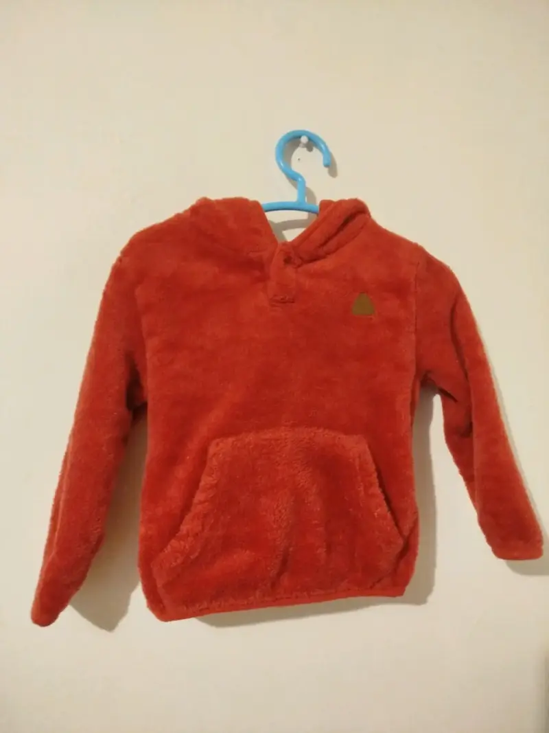 Polerón peludo rojo infantil