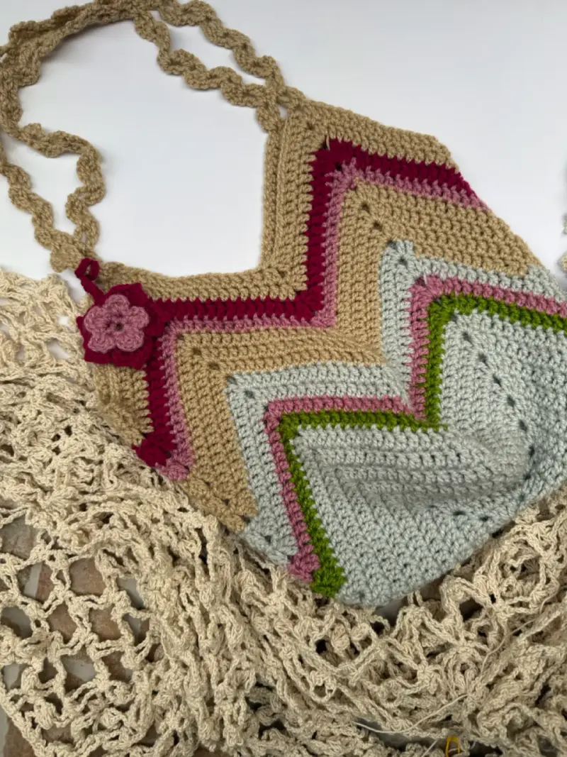 Bolso tejido a crochet colorido - 1