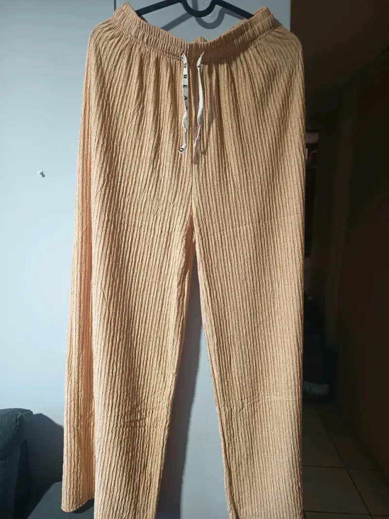 Pantalones beige suelto
