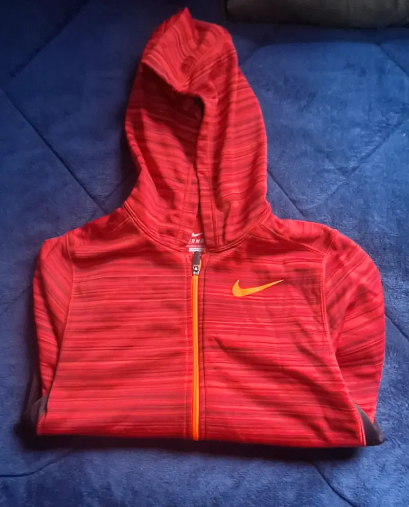 Polerón deportivo rojo con capucha