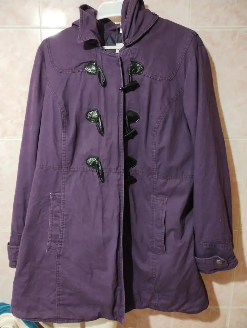 Abrigo morado con capucha y cierres - 1