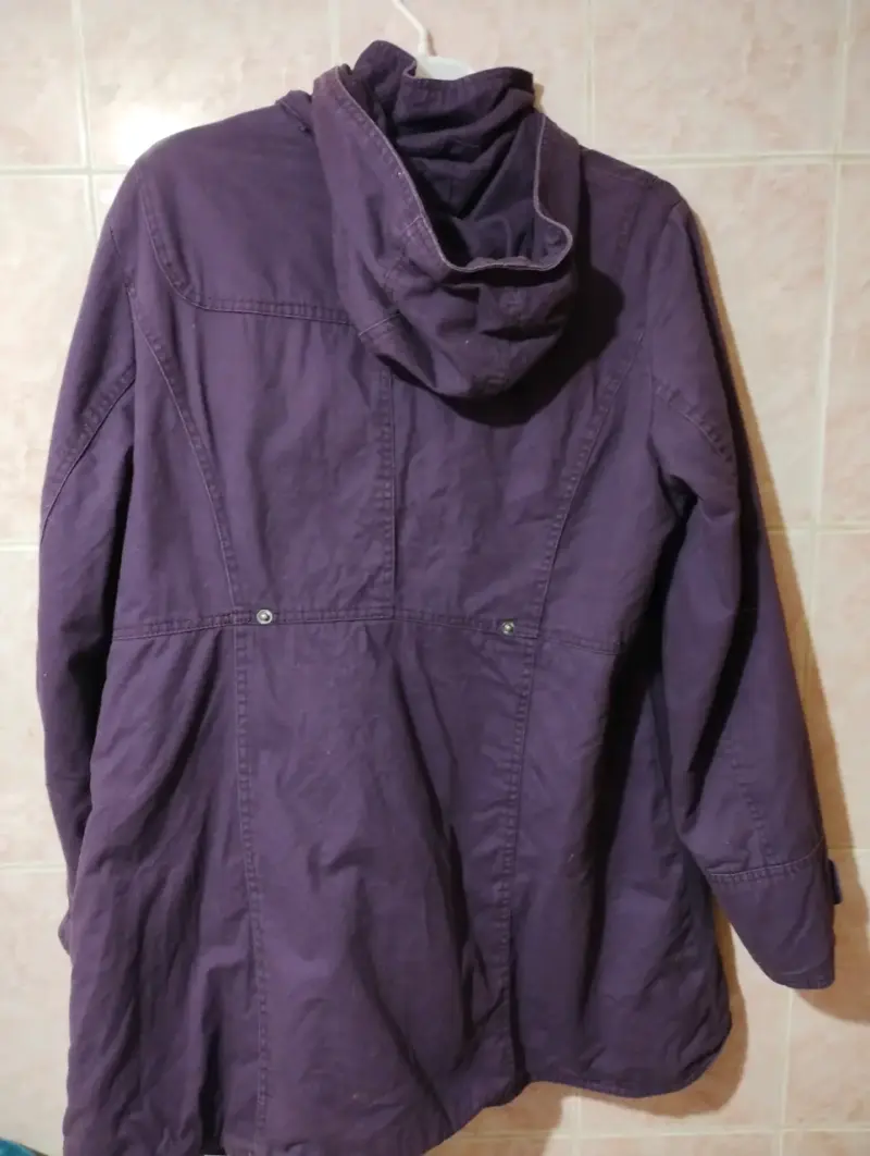 Abrigo morado con capucha y cierres - 3