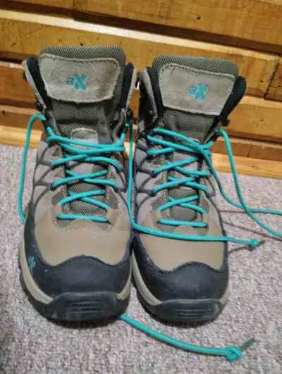 Botas de montaña beige y negro - miniatura 1