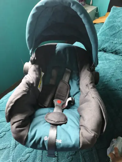 Silla de auto para bebé - miniatura 2