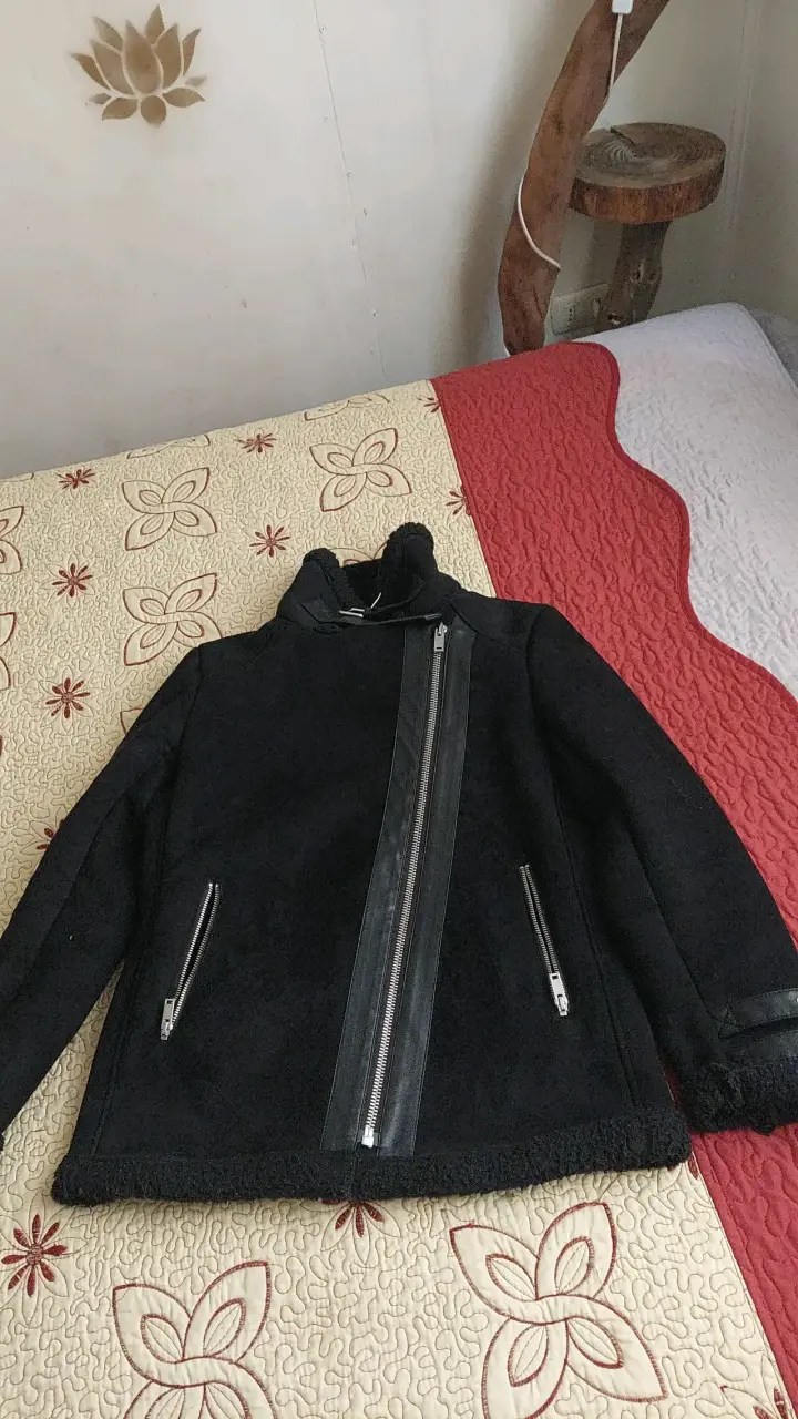 Chaqueta negra con cremalleras