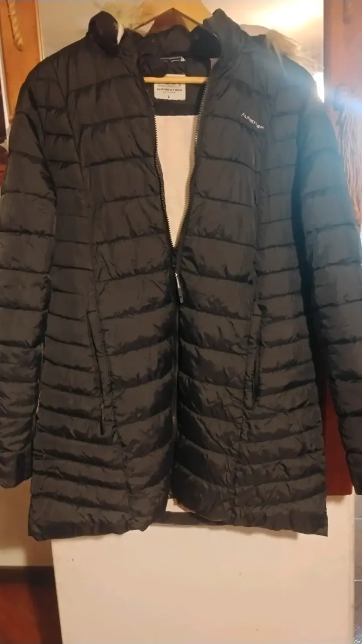 Parka negra AlpineTek con capucha - 1