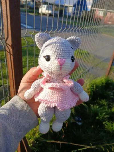Muñeca de crochet gatita gris - miniatura 1