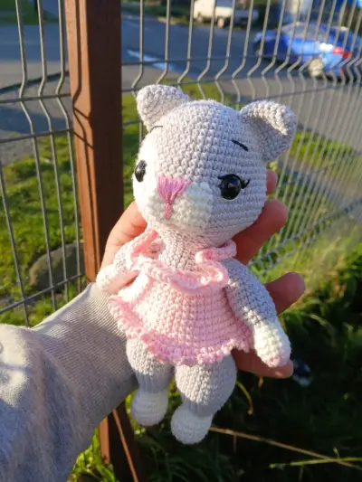 Muñeca de crochet gatita gris - miniatura 2