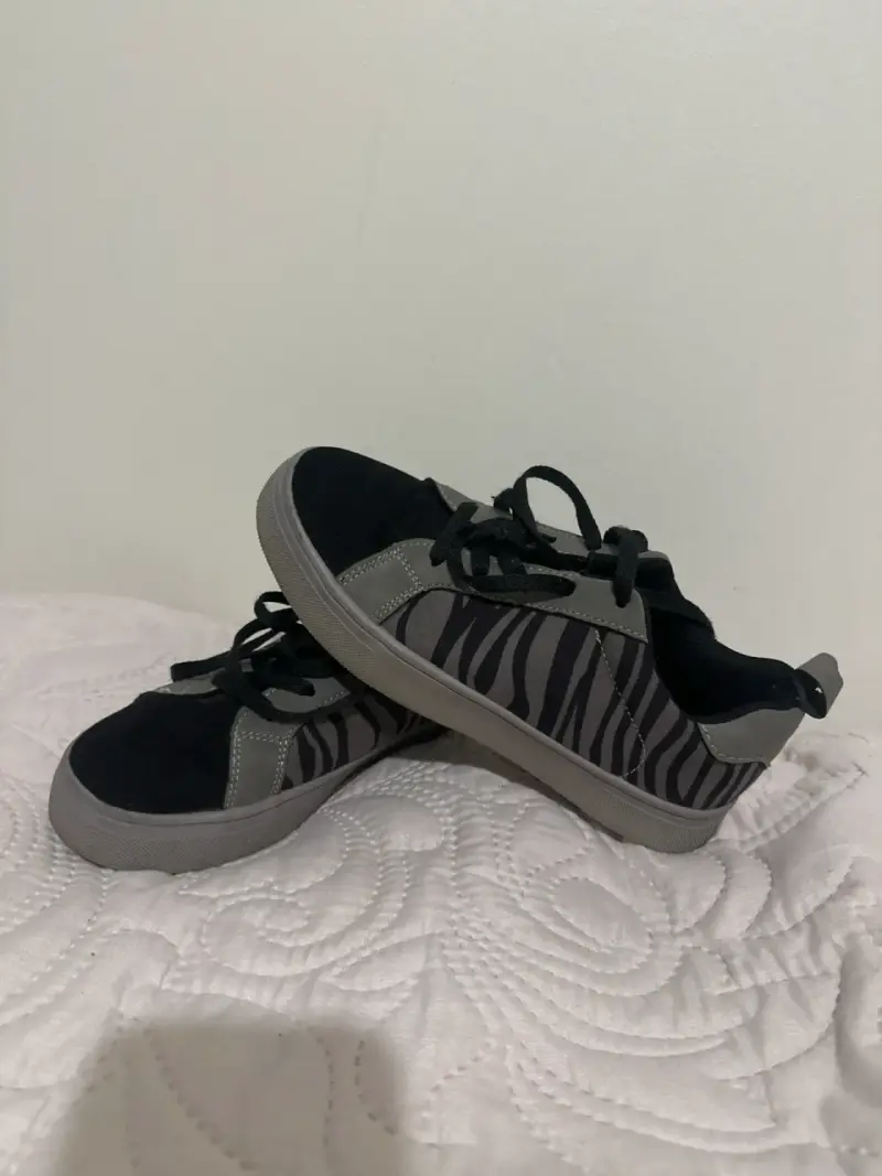 Zapatillas negras con estampado cebra - 1