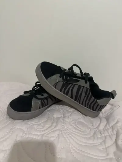 Zapatillas negras con estampado cebra - miniatura 1