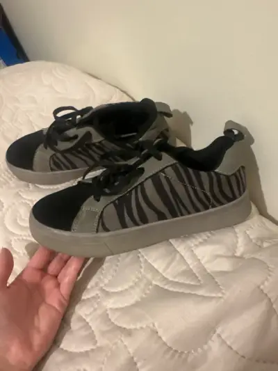 Zapatillas negras con estampado cebra - miniatura 2
