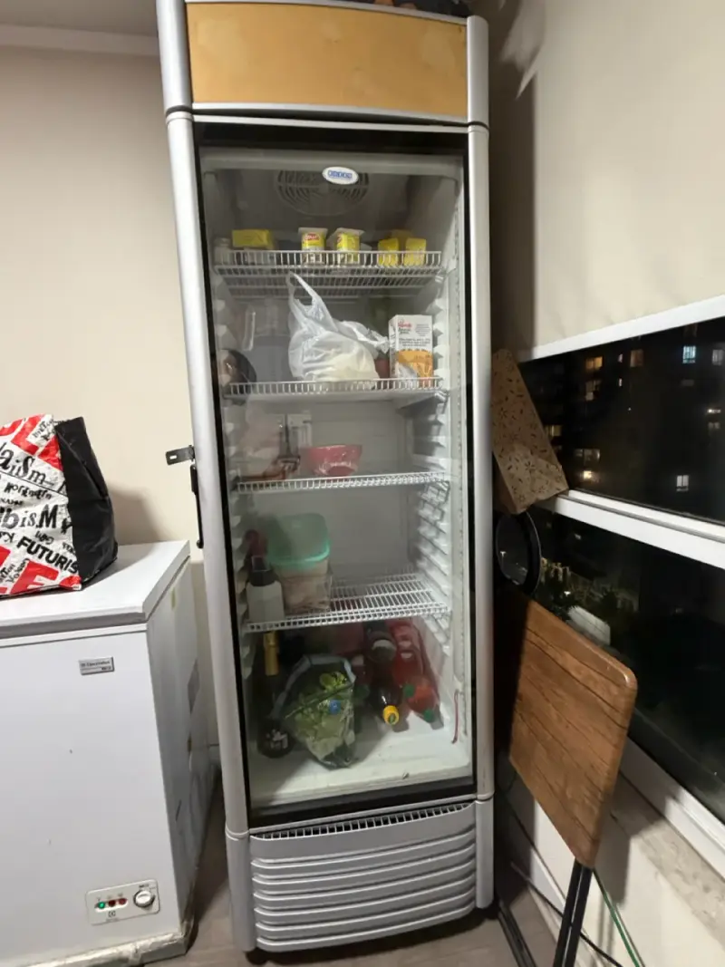 Refrigerador vitrina vertical usado - Marca Bozzo