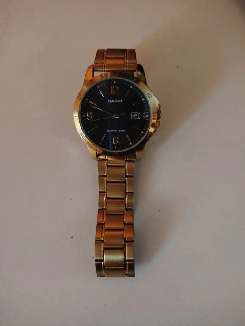 Reloj Casio dorado solar