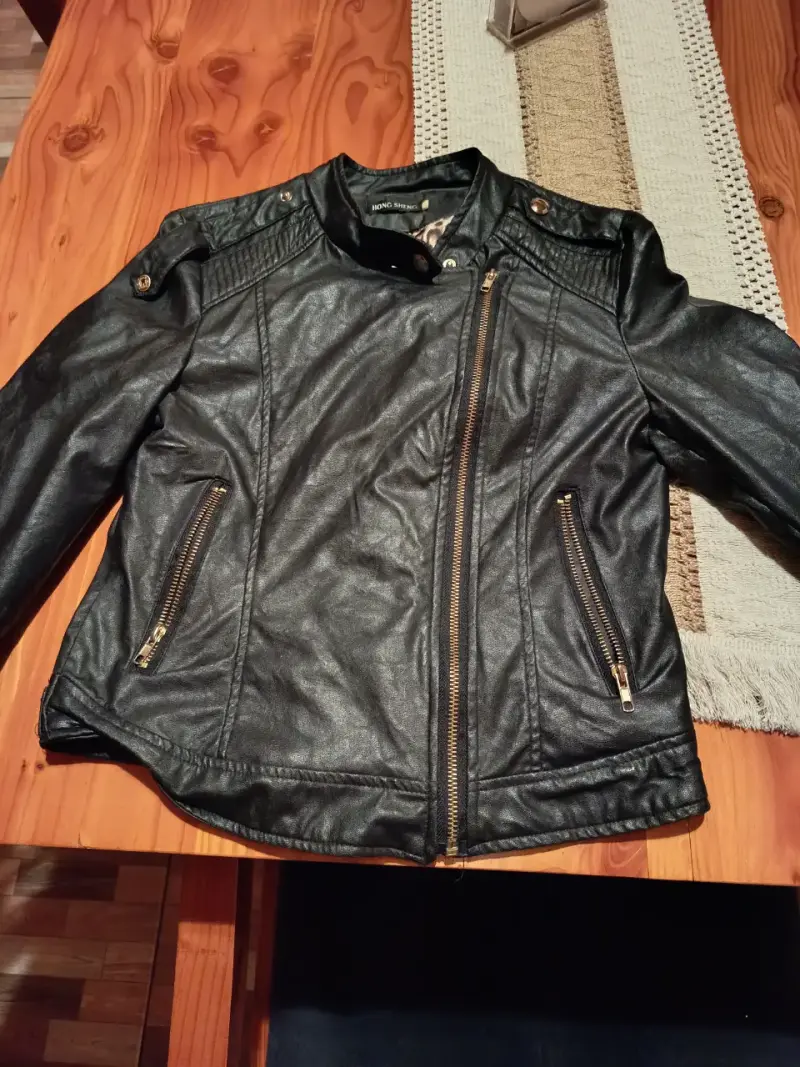 Chaqueta negra de cuero