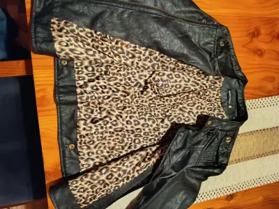 Chaqueta negra de cuero - miniatura 2