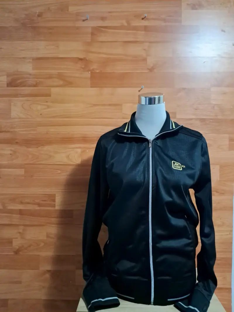 Chaqueta deportiva negra - 1