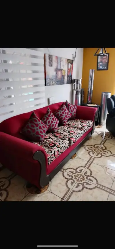 Sofá rojo decorativo - miniatura 1