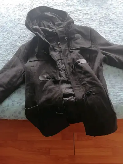 Abrigo oscuro con capucha - miniatura 3