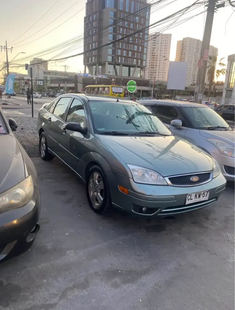 Auto Ford Focus 2005 en buen estado - 6