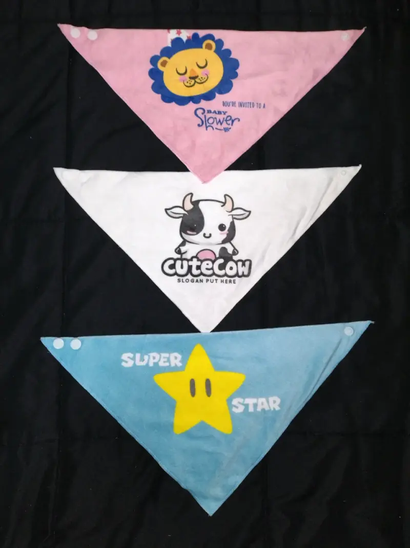 Baberos triangulares estampados