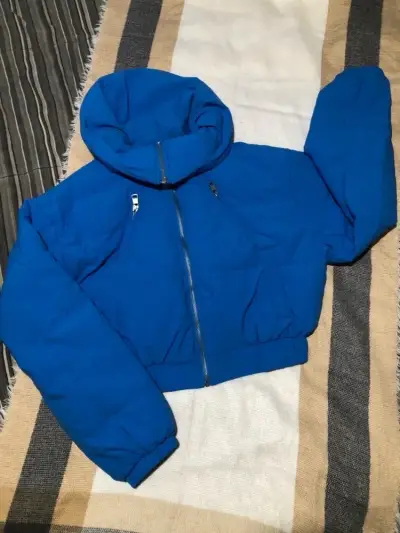 Chaqueta azul con capucha - miniatura 1