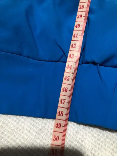 Chaqueta azul con capucha - miniatura 4