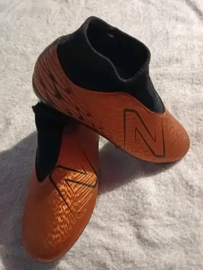 Botines naranjas para fútbol - miniatura 1