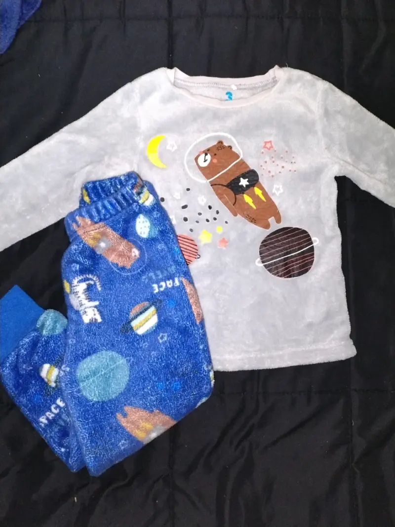 Pijama infantil estampado espacial