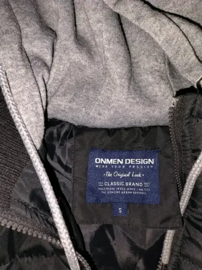 Chaleco negro con capucha gris - miniatura 2