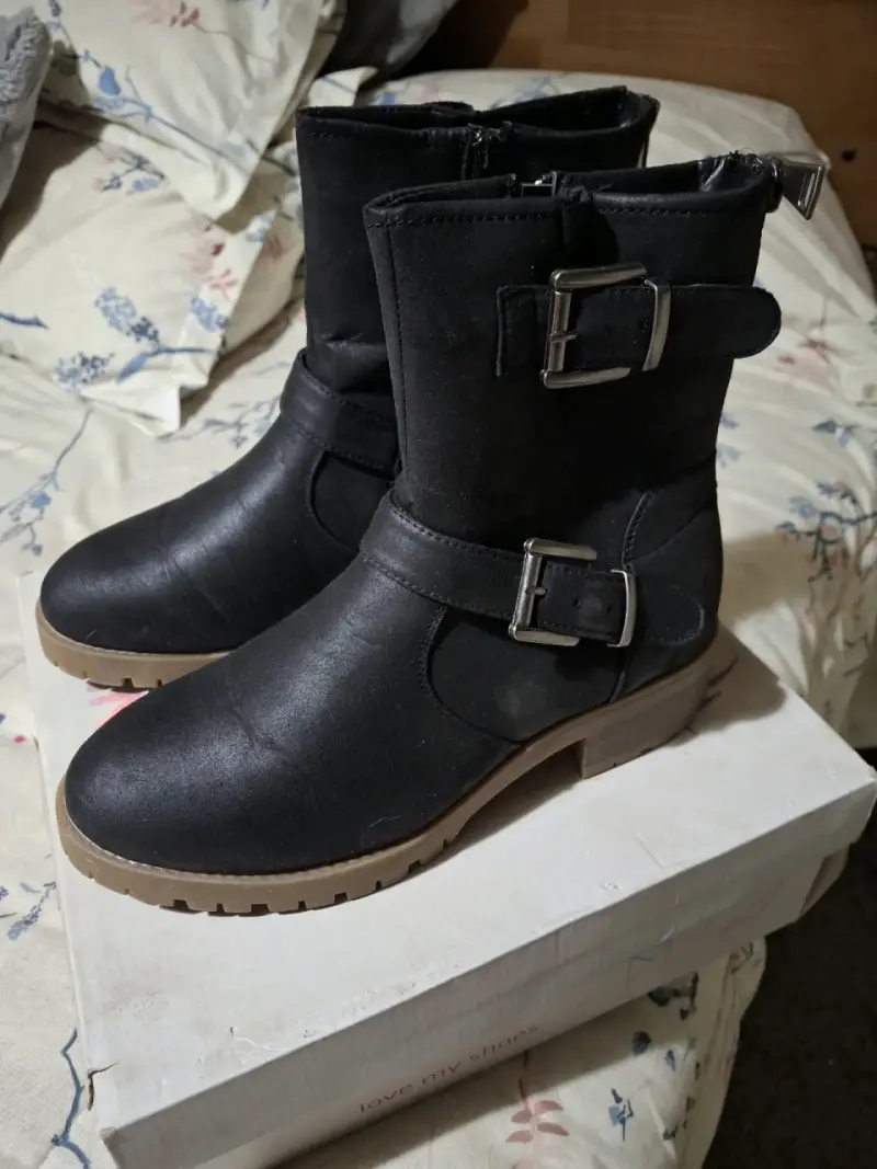 Botines negros con hebillas - 1