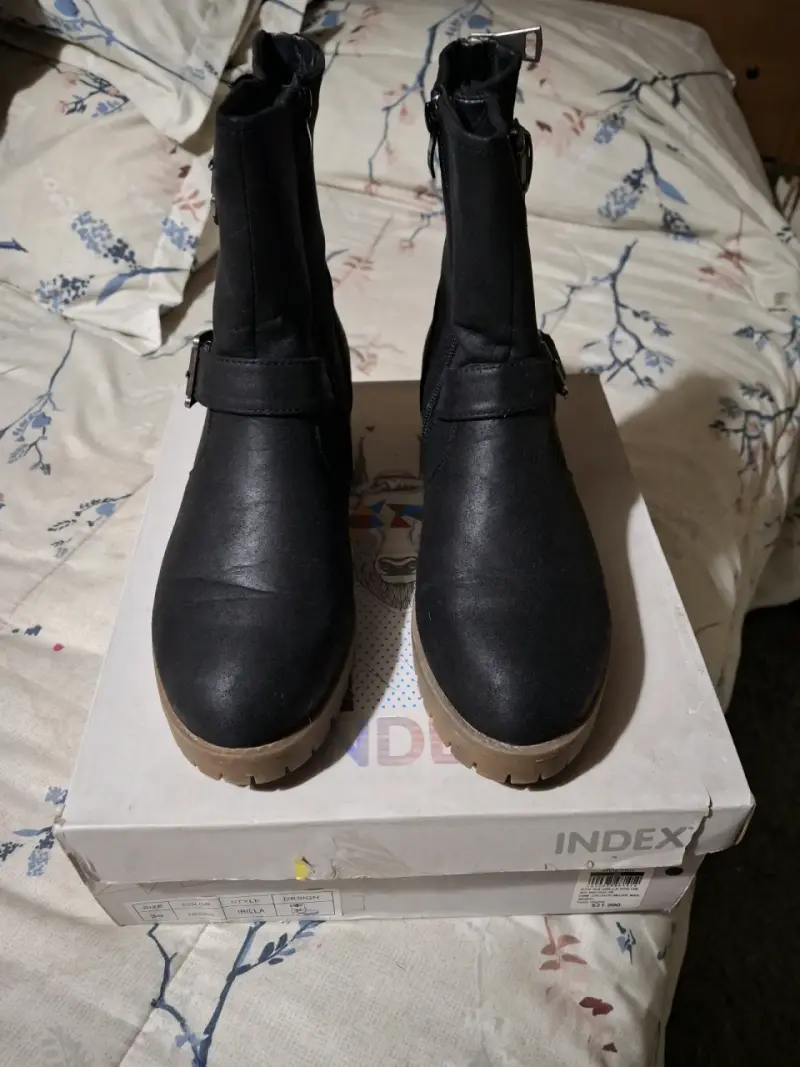 Botines negros con hebillas - 2