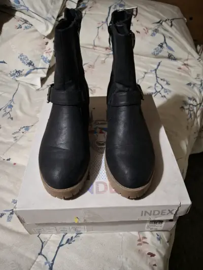 Botines negros con hebillas - miniatura 2