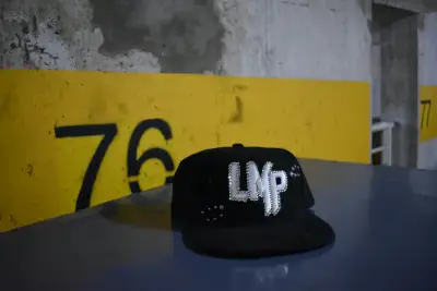 Jockey negro con logo LMP, Y BRILLOS - miniatura 1