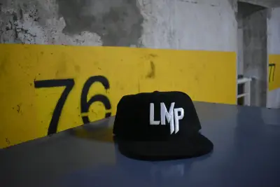 Jockey negro con logo LMP, Y BRILLOS - miniatura 2