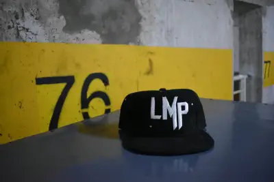 Jockey negro con logo LMP, Y BRILLOS - miniatura 4