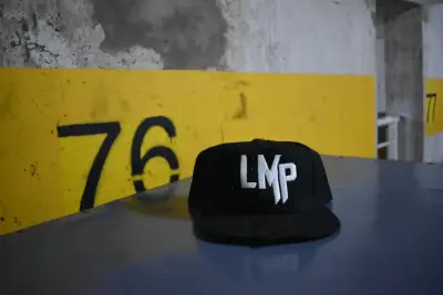 Jockey negro con logo LMP, Y BRILLOS - miniatura 5