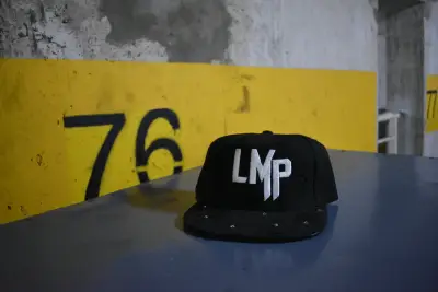 Jockey negro con logo LMP, Y BRILLOS - miniatura 6