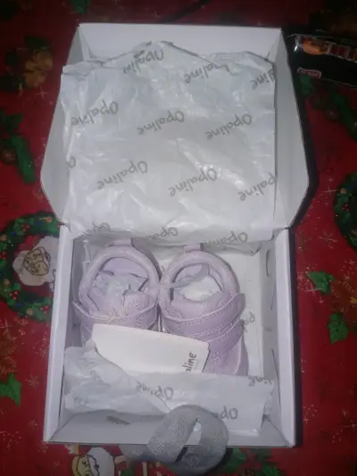 Zapatillas de bebé lilas nuevas - miniatura 1