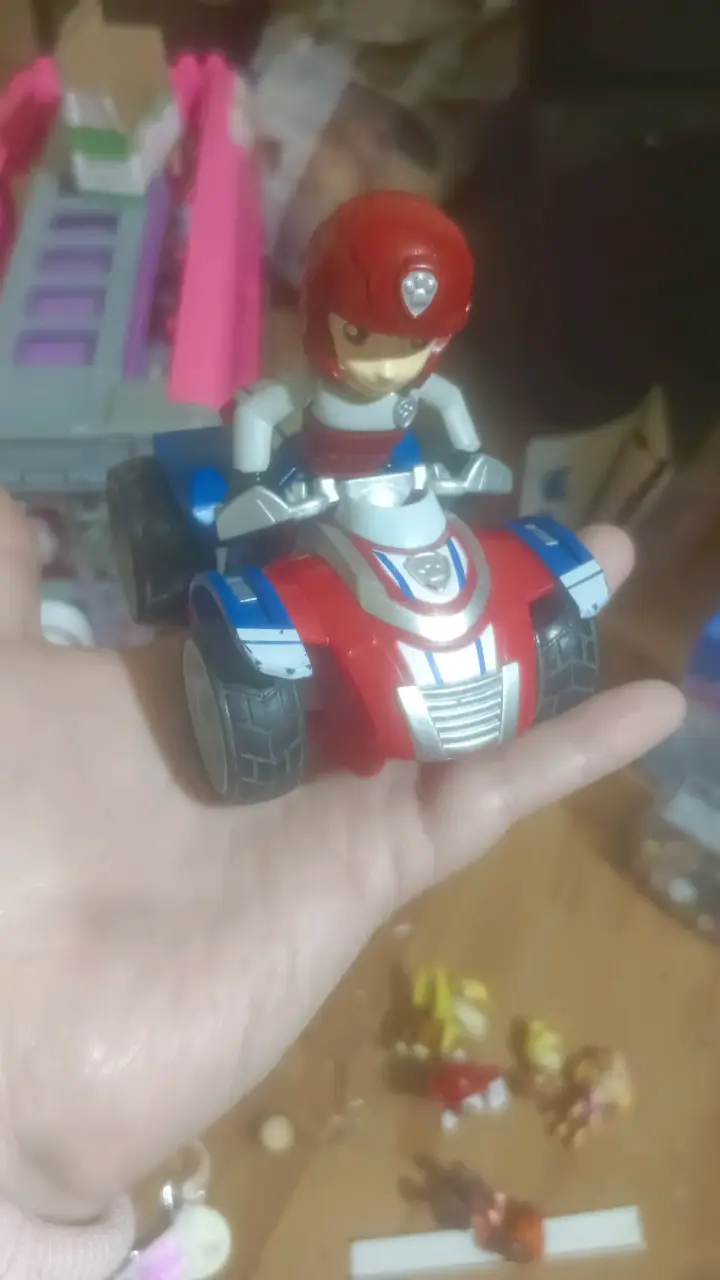 Figura de juguete en vehículo - 1