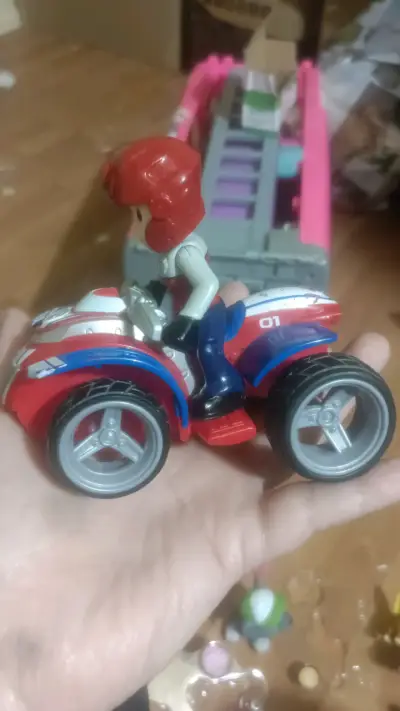 Figura de juguete en vehículo - miniatura 2