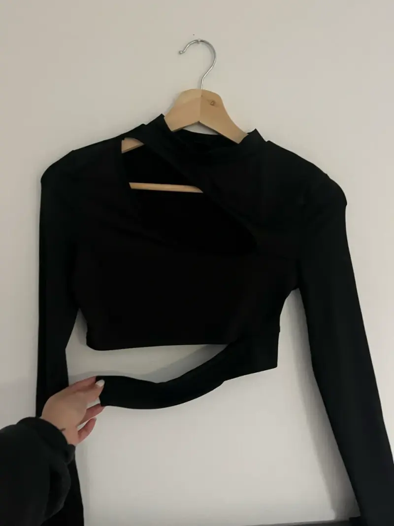 Polera negra con abertura