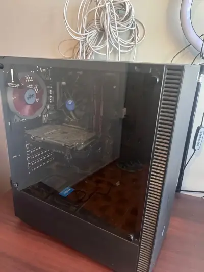 PC gamer con ventana lateral - miniatura 1
