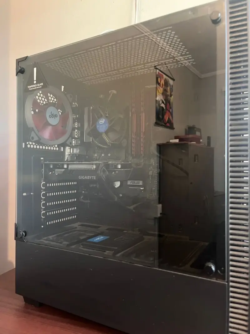 PC gamer con ventana lateral - 2