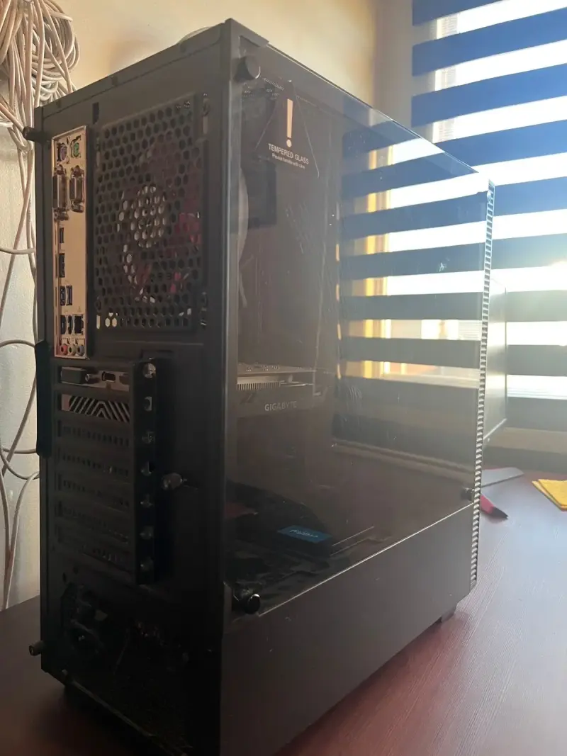 PC gamer con ventana lateral - 3