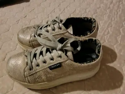 Zapatillas doradas estilo casual - miniatura 1