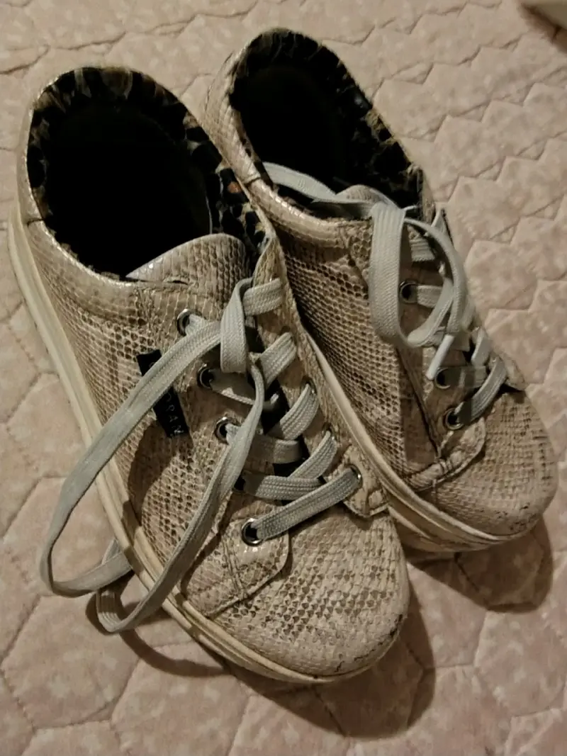 Zapatillas doradas estilo casual - 2