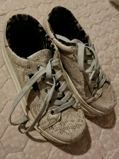 Zapatillas doradas estilo casual - miniatura 2